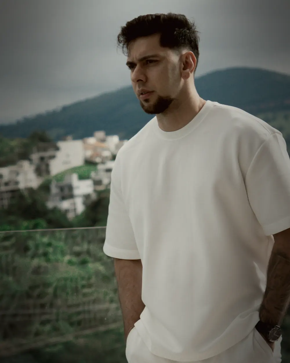 Retrato de João Marcelo em fundo escuro, olhando para o lado da câmera